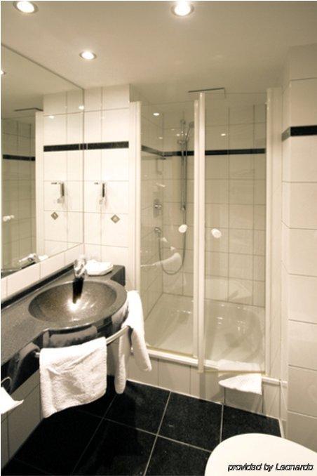 Hotel National Duesseldorf Oda fotoğraf